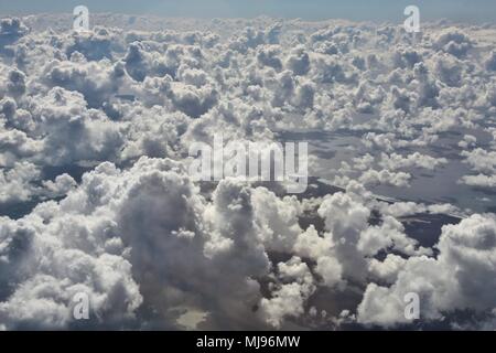 Vista aerea da un aeromobile - cumulus nubi. Foto Stock