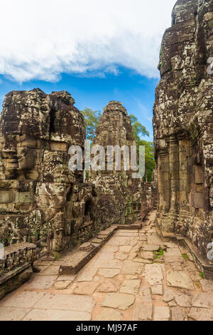 Un passaggio tra la parete di torri e il santuario centrale al terzo livello nel tempio Bayon di Angkor, Siem Reap, Cambogia. Foto Stock