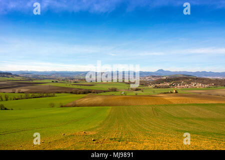 Limagne pianura e vista sul paesaggio vulcanico della Chaine des Puys,Puy de Dome reparto, Auvergne, Francia Foto Stock