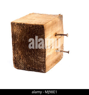Grande vecchio cubo scuro è tagliato fuori da un solido tronco di legno  antico. Isolato su bianco Foto stock - Alamy