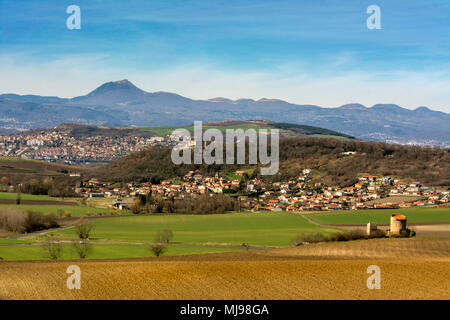 Limagne pianura e vista sul paesaggio vulcanico della Chaine des Puys,Puy de Dome reparto, Auvergne, Francia Foto Stock