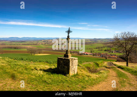 Percorso di pietra croce vicino Chauriat village. Puy de Dome. Auvergne. Francia Foto Stock