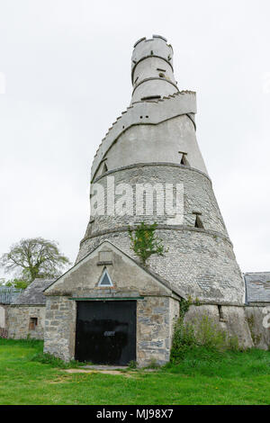 Splendido Fienile è cavatappi in forma di torre basato sul design di un riso indiano store costruire sul bordo del Castletown House Station Wagon, Leixlip, Irlanda Foto Stock