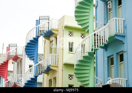 Spirale colorata scale sul retro del cinese tradizionale shop case nella città di Singapore Foto Stock