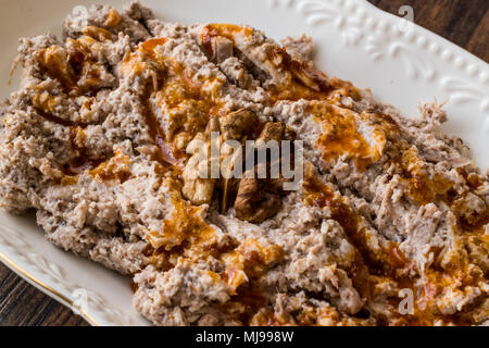 Circassian Il pollo / Cerkez (Cerkes) Tavugu sulla superficie woden Foto Stock