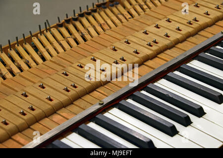 Close up tuning aperto vintage vecchia tastiera di pianoforte, ad alto angolo di visione Foto Stock