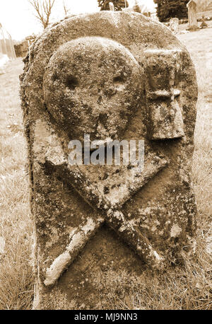 Antico cranio e crossbow simbolismo sulle lapidi in Dumfries and Galloway, in Scozia, paese cimitero. (Memento Mori)mortalità Foto Stock