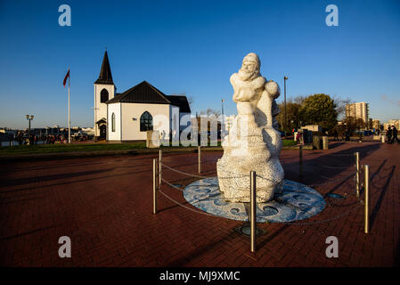 CARDIFF Wales, Regno Unito : 28 Dicembre 2016 : Cardiff Bay e la Chiesa Norvegese con statua della gente di mare Foto Stock