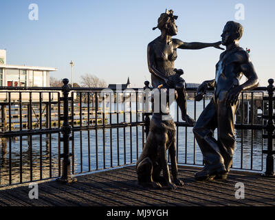 Cardiff, Regno Unito, dicembre 28, 2016. Il Galles. Statua in Mermaid Quay al tramonto. La Baia di Cardiff. Foto Stock