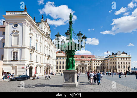 Litinová plynová lampa, Arcibiskupsky palac, Hradcanske namesti, Prazsky hrad (UNESCO), Praha, Ceska republika Foto Stock