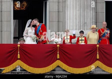 Regno Unito - Royal nozze del principe William e Kate (Catherine) Middleton - Balcone e kiss - Buckingham Palace, Grace van Cutsem, Margarita Armstrong Jones Tom Pettifer, Billy Lowther Pinkerton, la Regina, il Principe Filippo, Pippa Middleton, il principe Harry e James Middleton 29 aprile 2011 LONDON REGNO UNITO Foto Stock