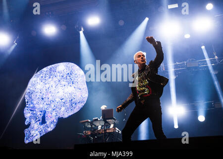 Norvegia, Bergen - Aprile 30, 2018. Il tedesco il gruppo di musica da ballo Scooter esegue un concerto dal vivo durante la Amiamo il 90's show a Bergenshallen a Bergen. Qui la cantante H.P. Baxxter è visto dal vivo sul palco. (Photo credit: Gonzales foto - Jarle H. Moe). Foto Stock