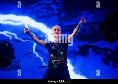 Norvegia, Bergen - Aprile 30, 2018. Il tedesco il gruppo di musica da ballo Scooter esegue un concerto dal vivo durante la Amiamo il 90's show a Bergenshallen a Bergen. Qui la cantante H.P. Baxxter è visto dal vivo sul palco. (Photo credit: Gonzales foto - Jarle H. Moe). Foto Stock