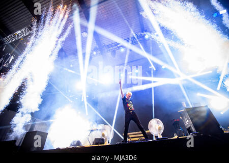 Norvegia, Bergen - Aprile 30, 2018. Il tedesco il gruppo di musica da ballo Scooter esegue un concerto dal vivo durante la Amiamo il 90's show a Bergenshallen a Bergen. Qui la cantante H.P. Baxxter è visto dal vivo sul palco. (Photo credit: Gonzales foto - Jarle H. Moe). Foto Stock