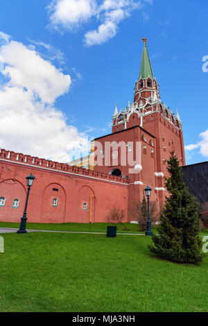 Vista su Troitskaya o Trinità torre del Cremlino di Mosca, che si trova al centro del lato nord-occidentale del Cremlino parete. La Russia Foto Stock