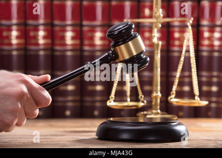 Giudicare la mano che colpisce un mazzuolo a suonare blocco nelle aule di tribunale Foto Stock