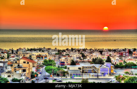 Il tramonto sopra la città di Paphos - Cipro Foto Stock