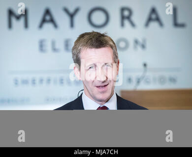 Dan Jarvis è raffigurato durante una intervista in TV dopo essere stato eletto come la città di Sheffield Regione sindaco dopo il voto di conteggio in Inglese Institute of Sport in Sheffield. Foto Stock