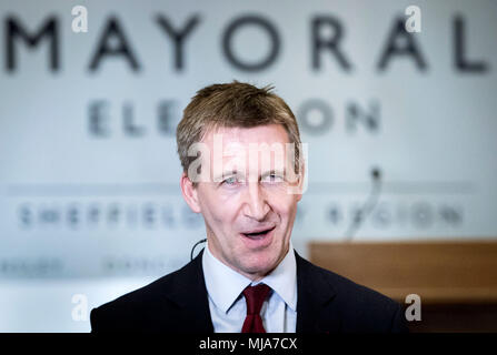 Dan Jarvis è raffigurato durante una intervista in TV dopo essere stato eletto come la città di Sheffield Regione sindaco dopo il voto di conteggio in Inglese Institute of Sport in Sheffield. Foto Stock