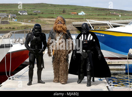 I fan di Star Wars vestito come Darth Vader e Chewbecca a seguito di una gita in barca per le Isole Skellig, Co. Kerry, durante l'Irlanda inaugurale può il Quarto Festival per celebrare Star Wars. Foto Stock