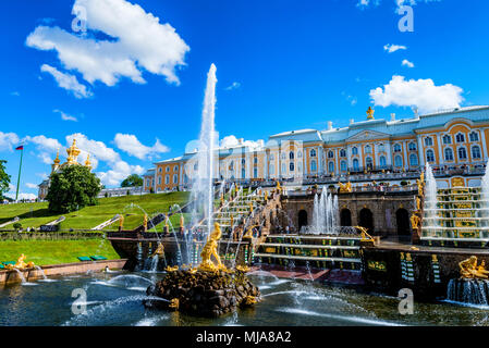 PETERHOF, ST.PETERSBURG - Giugno 10, 2015: Grand Palace di Peterhof, Russia Foto Stock