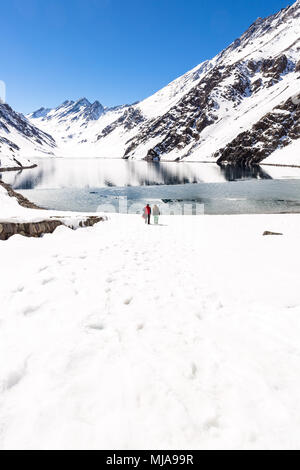 Sci in Cile in una giornata di sole con un sacco di neve. Sud America. Foto Stock