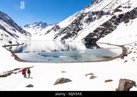 Sci in Cile in una giornata di sole con un sacco di neve. Sud America. Foto Stock