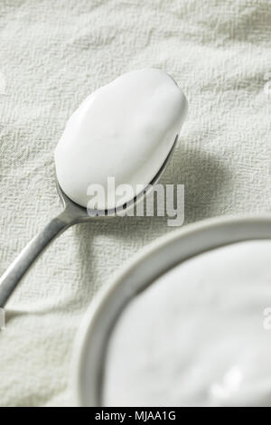 Dolce appiccicoso Marshmallow Fluff sparsi in una ciotola Foto Stock