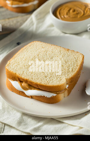 In casa Fluffernutter Marshmallow sandwich al burro di arachidi per bambini Foto Stock