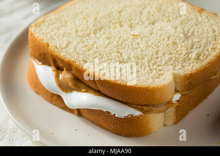 In casa Fluffernutter Marshmallow sandwich al burro di arachidi per bambini Foto Stock