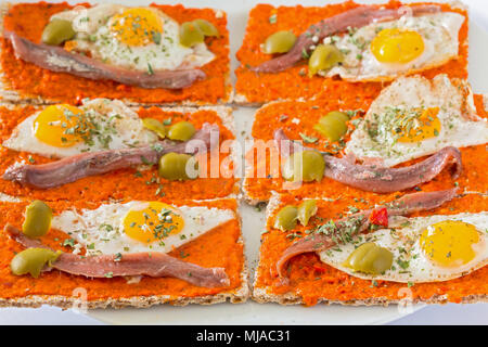 Tapas spagnoli composto da frittura di uovo di quaglia, acciuga, oliva, pepe e origano Foto Stock