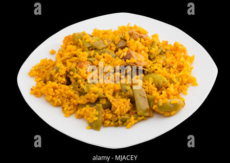 Paella Valenciana, piatto tipico spagnolo su sfondo nero Foto Stock