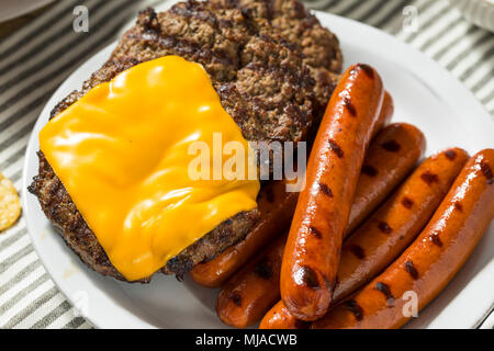 Il Memorial Day Backyard Babecue pasto con hamburger Hot Dog insalate e patatine Foto Stock
