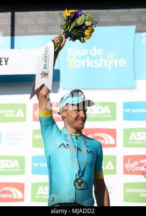 Vincitore di tappa ad Astana Pro Team di Magnus Cort sul podio della fase due al latte di mucca e di vitello, vicino a Ilkley, durante il giorno due del Tour de Yorkshire da Barnsley a Ilkley. Stampa foto di associazione. Picture Data: venerdì 4 maggio 2018. Vedere PA storia ciclismo Tour de Yorkshire. Foto di credito dovrebbe leggere: Tim Goode/PA FILO Foto Stock