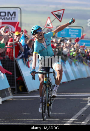 Astana Pro Team di Magnus Cort celebra come egli attraversa la linea in primo luogo al traguardo della fase due al latte di mucca e di vitello, vicino a Ilkley, durante il giorno due del Tour de Yorkshire da Barnsley a Ilkley. Foto Stock