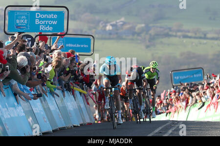 Astana Pro Team di Magnus Cort controlli sulla sua spalla prima di attraversare la linea in primo luogo al traguardo della fase due al latte di mucca e di vitello, vicino a Ilkley, durante il giorno due del Tour de Yorkshire da Barnsley a Ilkley. Foto Stock