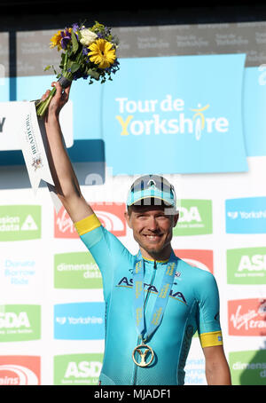 Vincitore di tappa ad Astana Pro Team di Magnus Cort sul podio della fase due al latte di mucca e di vitello, vicino a Ilkley, durante il giorno due del Tour de Yorkshire da Barnsley a Ilkley. Foto Stock