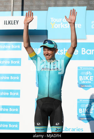 Vincitore di tappa ad Astana Pro Team di Magnus Cort sul podio della fase due al latte di mucca e di vitello, vicino a Ilkley, durante il giorno due del Tour de Yorkshire da Barnsley a Ilkley. Foto Stock