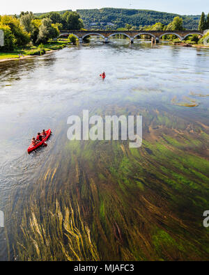 Canoisti sul fiume Dordogne vicino a St Cyprien, Perigrod Noir, Francia Foto Stock