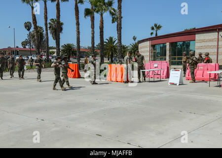 Stati Uniti Marines iniziano a rifugio agli sfollati nozionale durante l'esercizio Semper Durus a bordo di Camp Pendleton, California, 25 aprile 2018. Esercizio Semper Durus regionale esercita il comando e il controllo durante le situazioni di crisi per migliorare le procedure di risposta e limitare l'impatto mentre risponde a possibili attività terroristiche. (U.S. Marine Corps foto di Cpl. Dylan Chagnon) Foto Stock