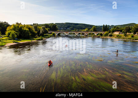 Il Pont du Valee attraversa il fiume Dordogne vicino a St Cyprien, Perigord Noir, Francia Foto Stock