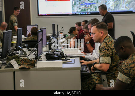 Marines e il Dipartimento della difesa personale operare le loro singole stazioni in caso di emergenza centro di operazioni durante l'esercizio Semper Durus, su Camp Pendleton, California, 25 aprile 2018. Esercizio Semper Durus regionale esercita il comando e il controllo durante le situazioni di crisi per migliorare le procedure di risposta e limitare l'impatto mentre risponde a possibili attività terroristiche. (U.S. Marine Corps foto di Cpl. Dylan Chagnon) Foto Stock