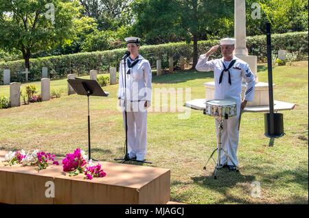 180425-N-RM689-0084 Trincomalee, Sri Lanka (25 aprile 2018) Sito ufficiale della Royal Navy in grado marinaio Kirsten Hobbs (sinistra), nativo di Melbourne, VIC, Australia, canta il di Sri Lanka inno nazionale mentre il musicista in seconda classe Raymond Laffoon (a destra), un membro di U.S. Flotta del Pacifico Band, saluta durante l Australia e la Nuova Zelanda esercito (ANZAC) Giorno ricordo cerimonia al Commonwealth War Graves cemetery in Tincomalee. PP18's missione è lavorare collettivamente con host e nazioni partner per migliorare l'interoperabilità a livello regionale di emergenza e capacità di risposta, aumentare la stabilità e la sicurezza i Foto Stock