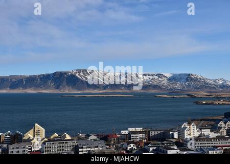 Reykjavik Islanda, montagna, mare, montagne innevate, 2018 Foto Stock