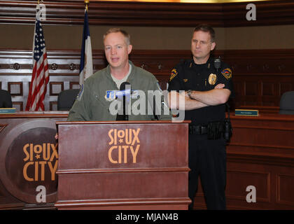 Col. Lawrence Christensen, comandante dell'Iowa Air National Guard 185th del rifornimento di aria Ala, ha ringraziato il capo di Rex Mueller per il suo sostegno di funzionari di polizia che sono membri del gruppo on April 26, 2018 nella città di Sioux. Mueller è stato dato un premio da ESGR per il suo sostegno di 13 funzionari di polizia nel suo dipartimento che sono anche in 185th. (U.S. Air National Guard foto di Capt. Jeremy J. McClure/rilasciato) Foto Stock