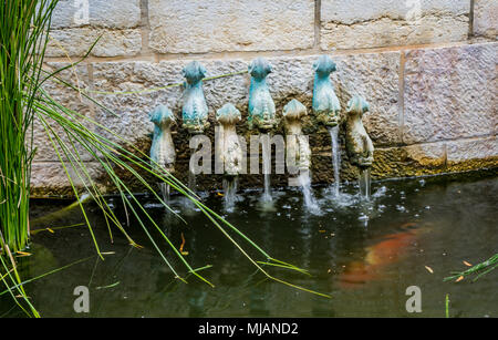 Laghetto con pesci di bronzo della chiesa della moltiplicazione dei pani e dei pesci, Tabha, Israele Foto Stock