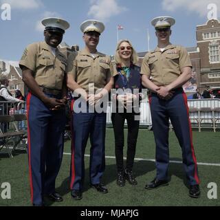 PHILADELPHIA - Master Sgt. Damian Cason, l impegno nella comunità capo per Marine Corps il reclutamento di comando, il Mag. John Meixner, il comandante della stazione di reclutamento di Harrisburg in New Cumberland, Pennsylvania, Amy Gutmann, presidente dell'Università di Pennsylvania e il cap. Daniel Comito, il funzionario responsabile della selezione ufficiale alla stazione di selezione Philadelphia, posano per una fotografia durante il relè Penn Penn a Park presso il campus della University of Pennsylvania in Philadelphia, 28 aprile 2018. Marines in partnership con e alla quale hanno partecipato il 124Penn i relè per promuovere relazioni positive Foto Stock