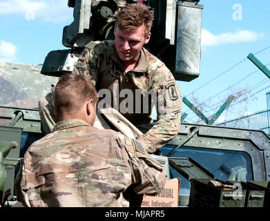 Stati Uniti Army Spc. Dustin Tucker (superiore), assegnato alla cavalleria 191st battaglione, 173rd vigili del Team di combattimento, Vicenza, Italia, disassembla apparecchiature mentre di concludere la partecipazione in manovre di combattimento in Hohenfels Area Formazione, Hohenfels, Germania, come parte del comune di valutazione del combattimento, combinata risolvere X, il 26 aprile 2018. Combinate risolvere X comprende circa 3.700 partecipanti provenienti da 13 nazioni al settimo Esercito di formazione del comando e di Grafenwoehr Hohenfels Area Formazione, 9 Aprile al 12 maggio 2018. Risolvere combinato è un U.S. Esercito Europa-diretto esercizio multinazionale serie destinata a dare il la a Foto Stock