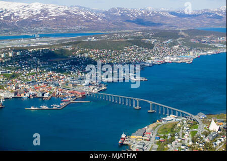 Vista spettacolare sul fiordo di Tromsoe e Tromsoe all'inizio della primavera, Norvegia settentrionale, Scandinavia, Europa Foto Stock