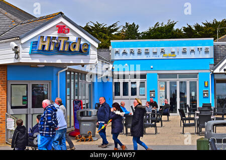 I villeggianti passeggiare tra le Hi-Tide inn & Harbour Lights Bar/divertimenti centro sul lungomare alla stazione balneare di Porthcawl. Galles del Sud. Foto Stock